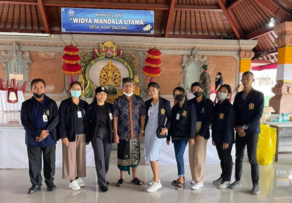 KKN UHN Denpasar Ikut Bersinergi dalam Kegiatan Vaksinasi Dosis 3 di Desa Dalung